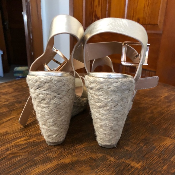 Gold strapped wedges - Picture 3 of 4